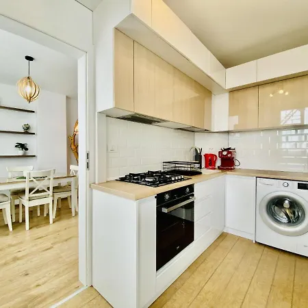 Sunny Garden Apartment *