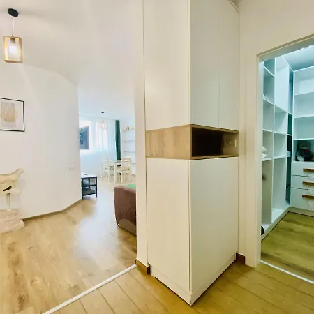 Sunny Garden Apartment *