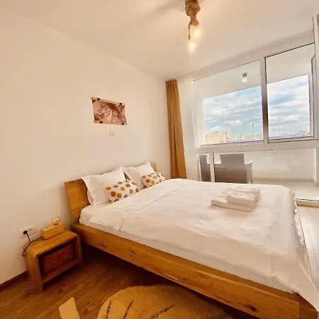 Sunny Garden Apartment *